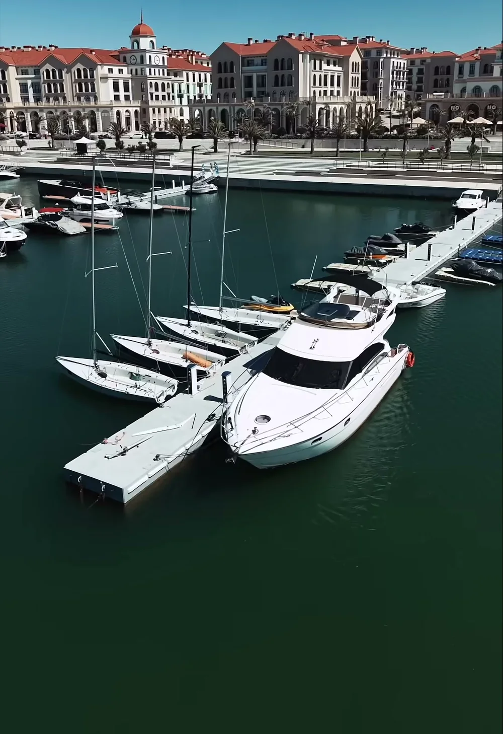 Яхт-клуб Sea Breeze Marina летом 2026 — соседи будущего комплекса