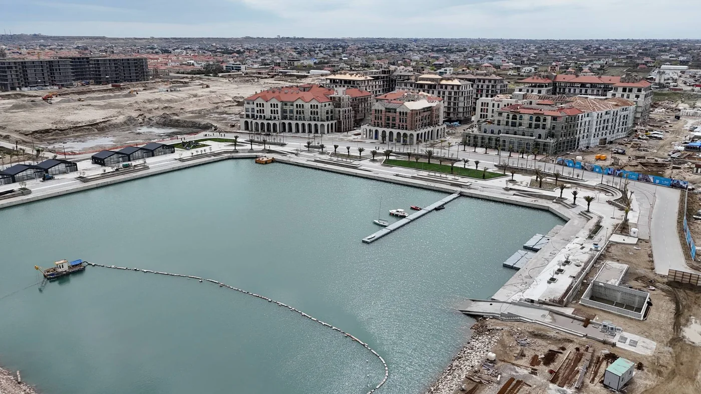 Гавань и Marina Village в апреле 2025 года; участок Marina Bay — левее, за павильонами