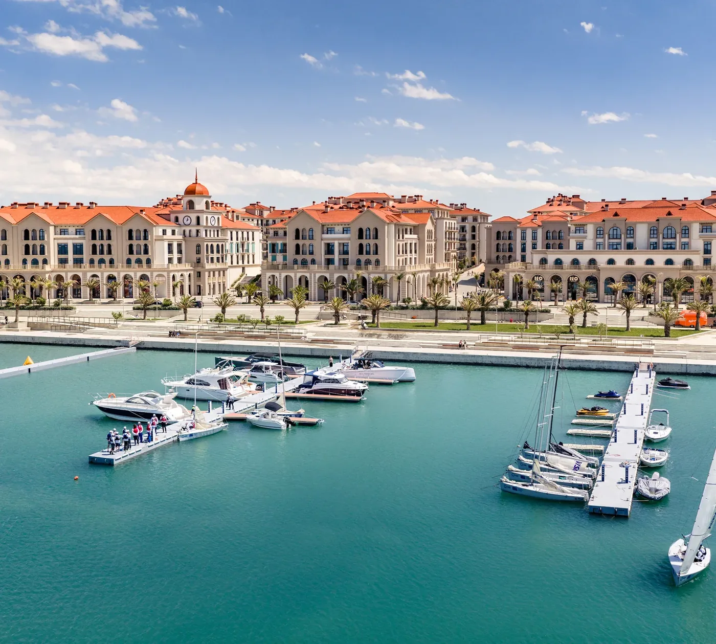 Яхты в гавани и квартал Marina Village