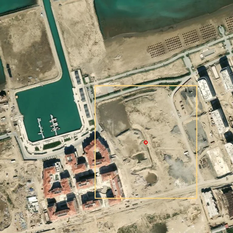Спутник: жёлтая рамка — контур стройплощадки Marina Bay по OpenStreetMap; слева гавань, внизу слева Marina Village