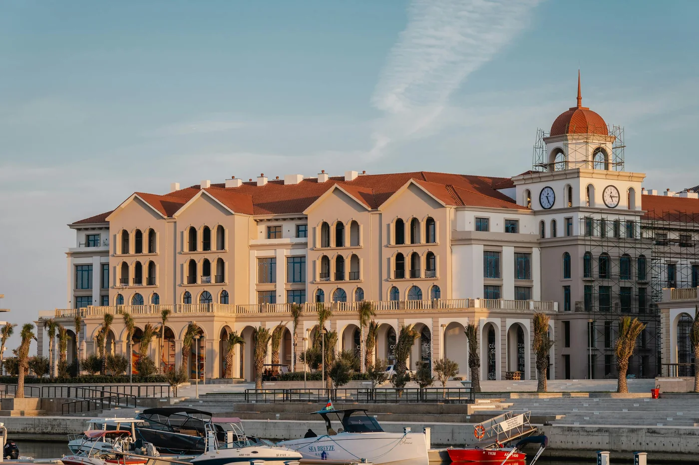 Marina Village — соседний квартал с красными крышами, не путать с Marina Bay